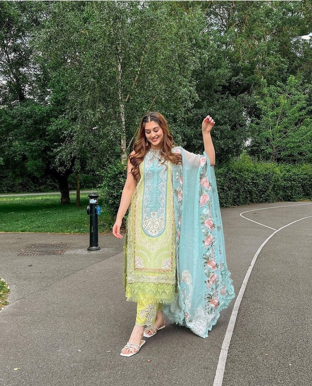 img_crimson_lawn_23_awwal_boutique