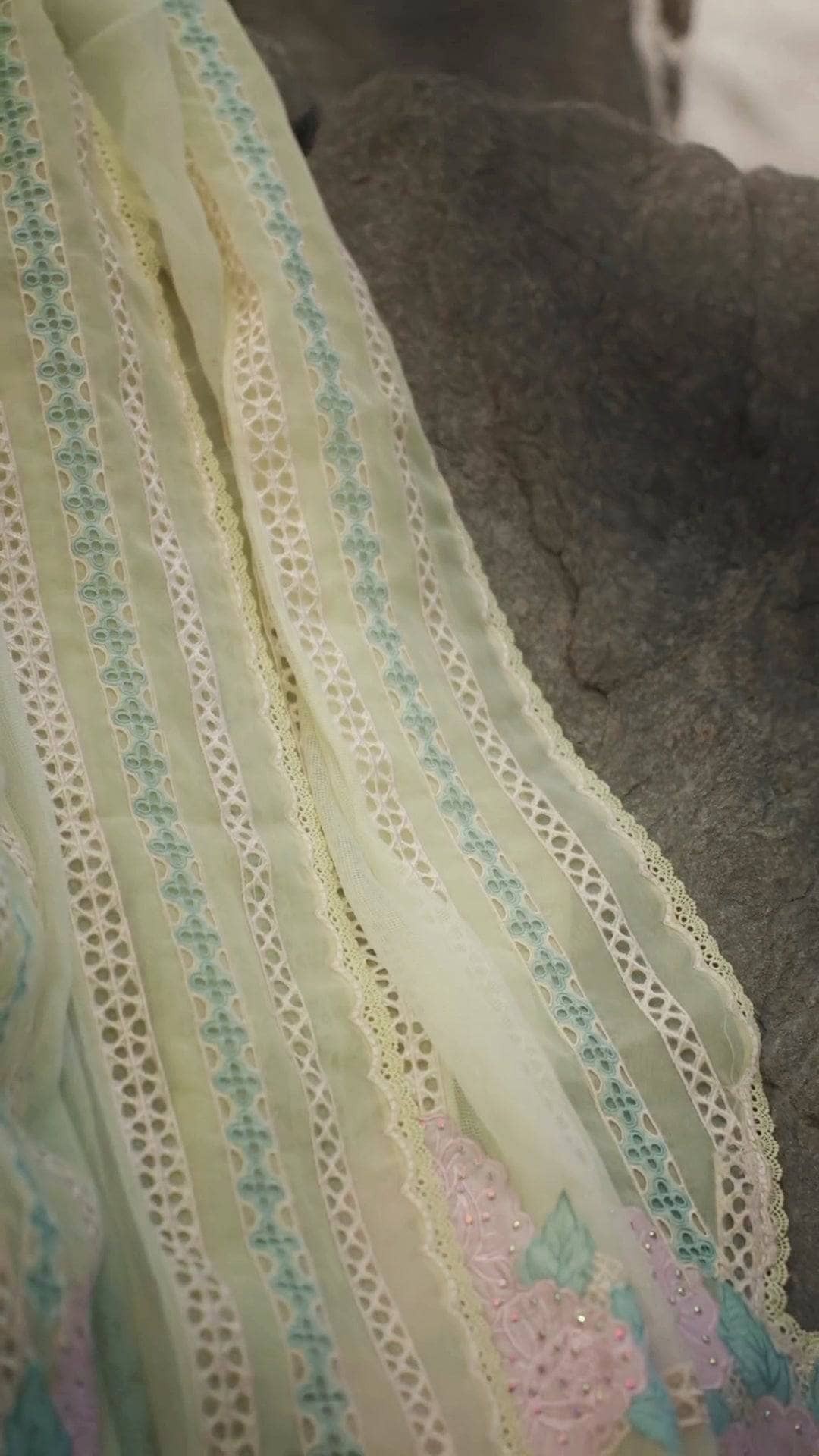 img_crimson_lawn_23_awwal_boutique