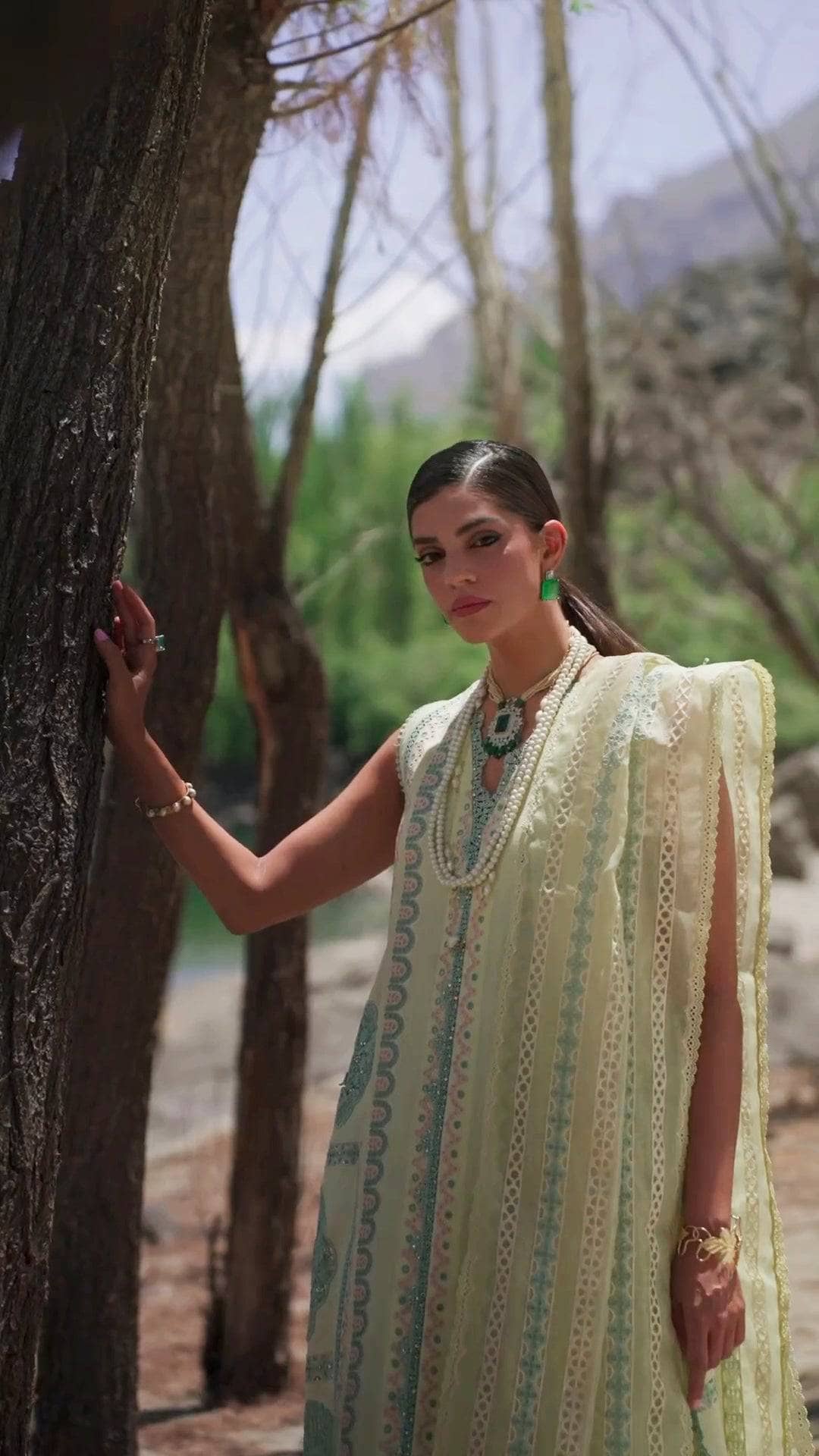 img_crimson_lawn_23_awwal_boutique