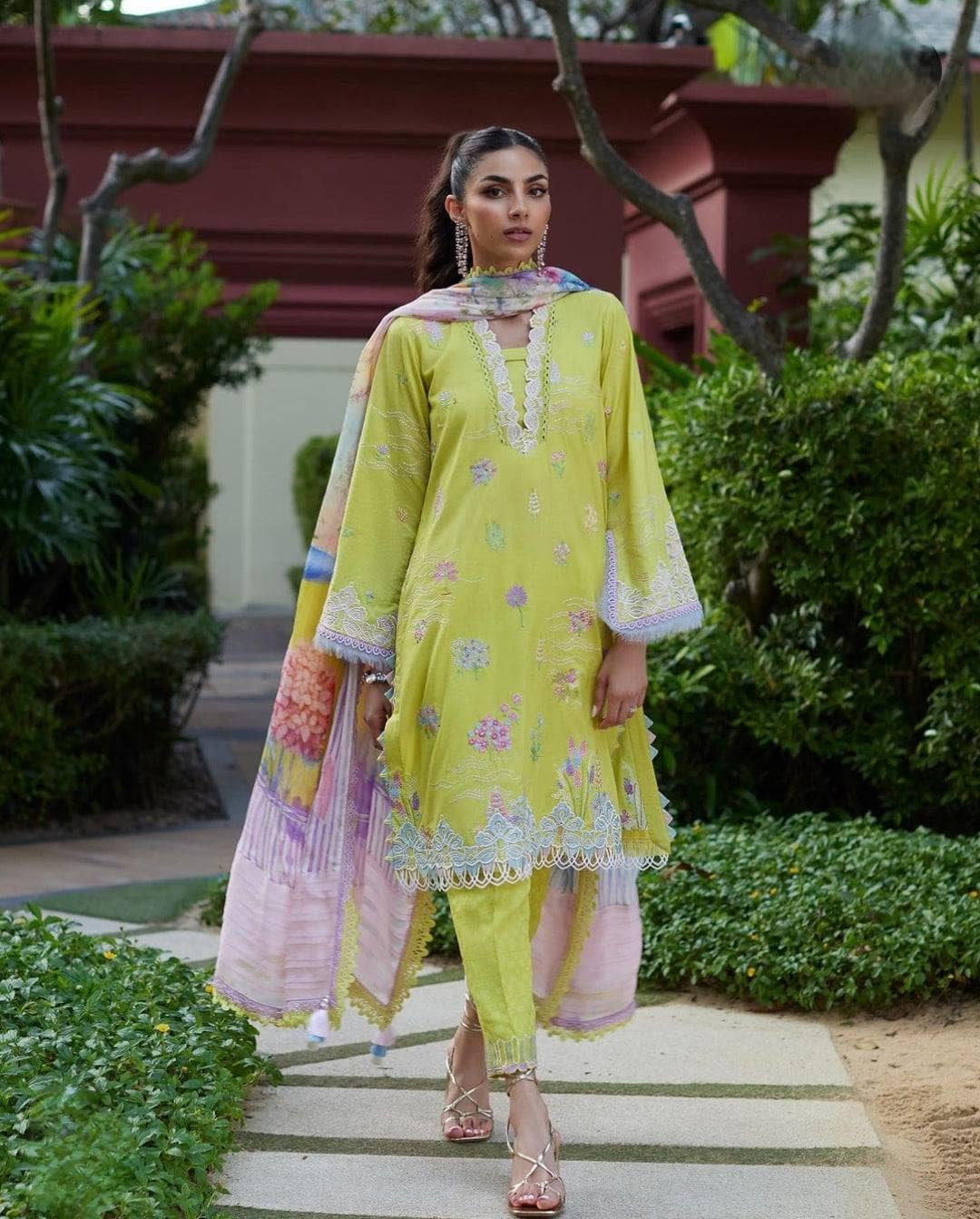 ing_farah_talib_aziz_lawn_24_awwal_boutique