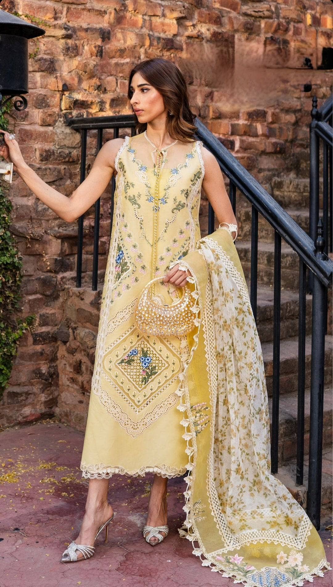 img_spotted_in_crimson_awwal_boutique