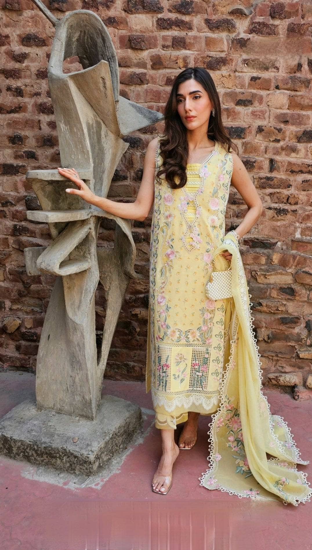 img_spotted_in_crimson_awwal_boutique