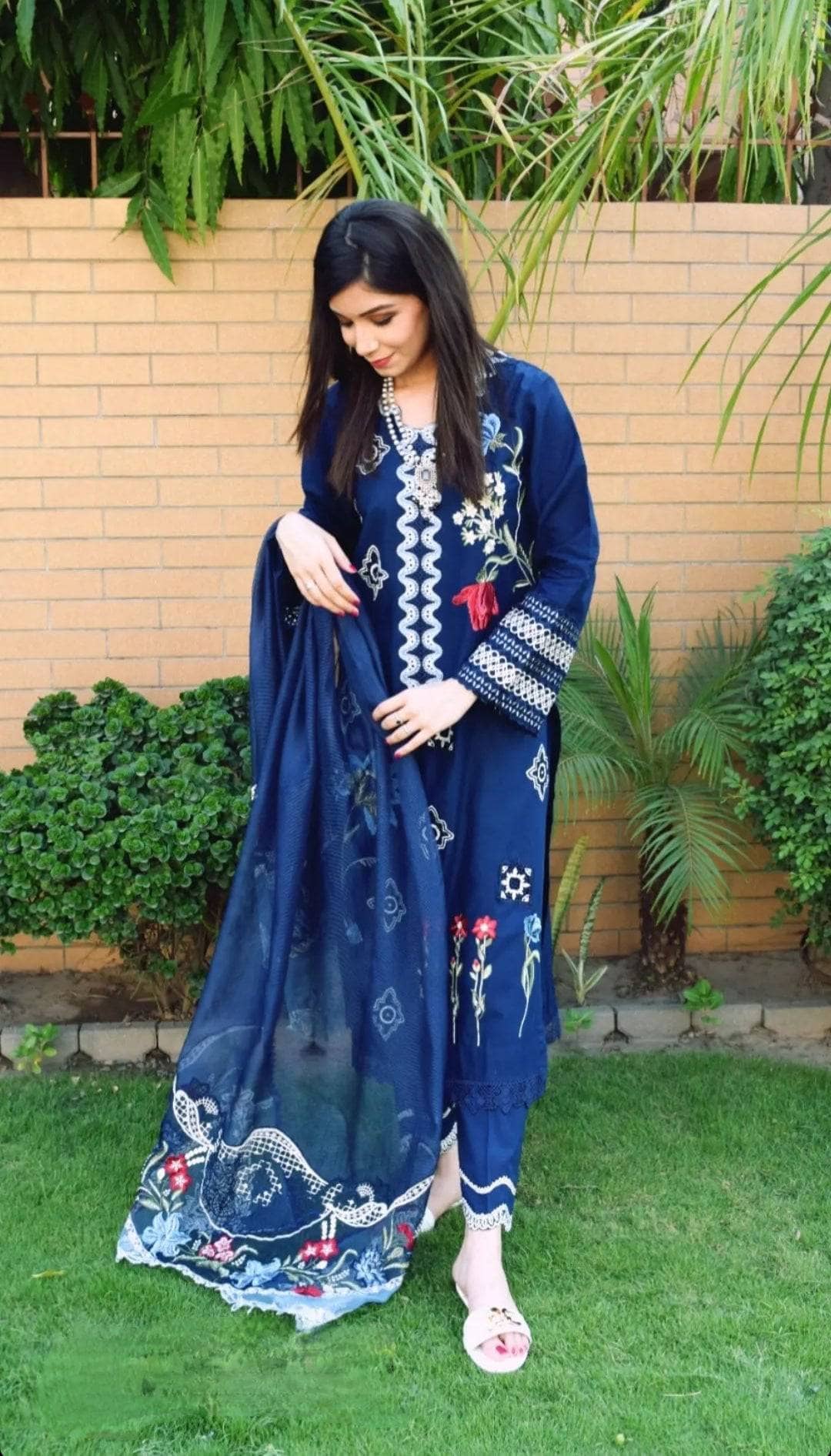 img_spotted_in_crimson_awwal_boutique