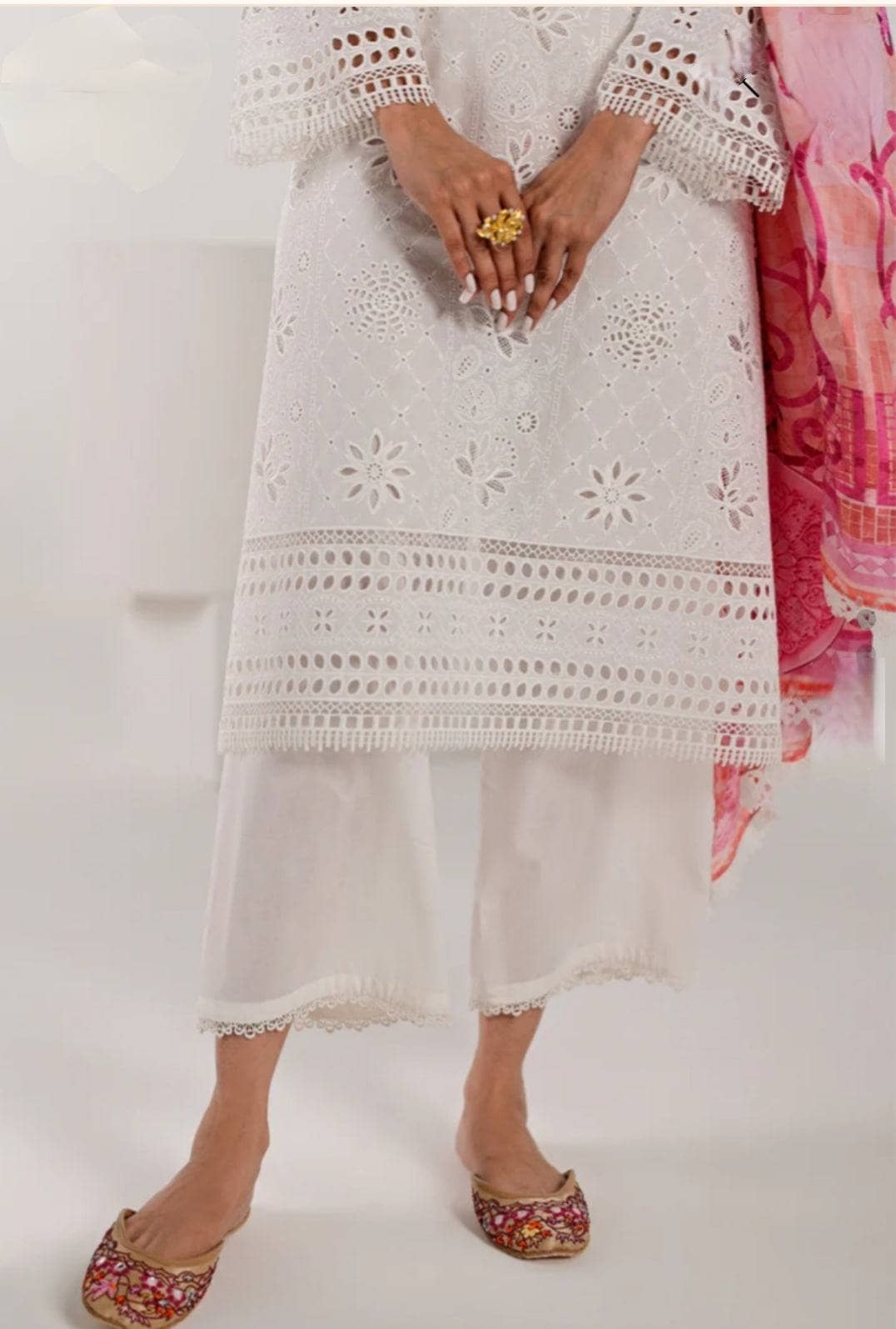 img_image_lawnkari_awwal_boutique