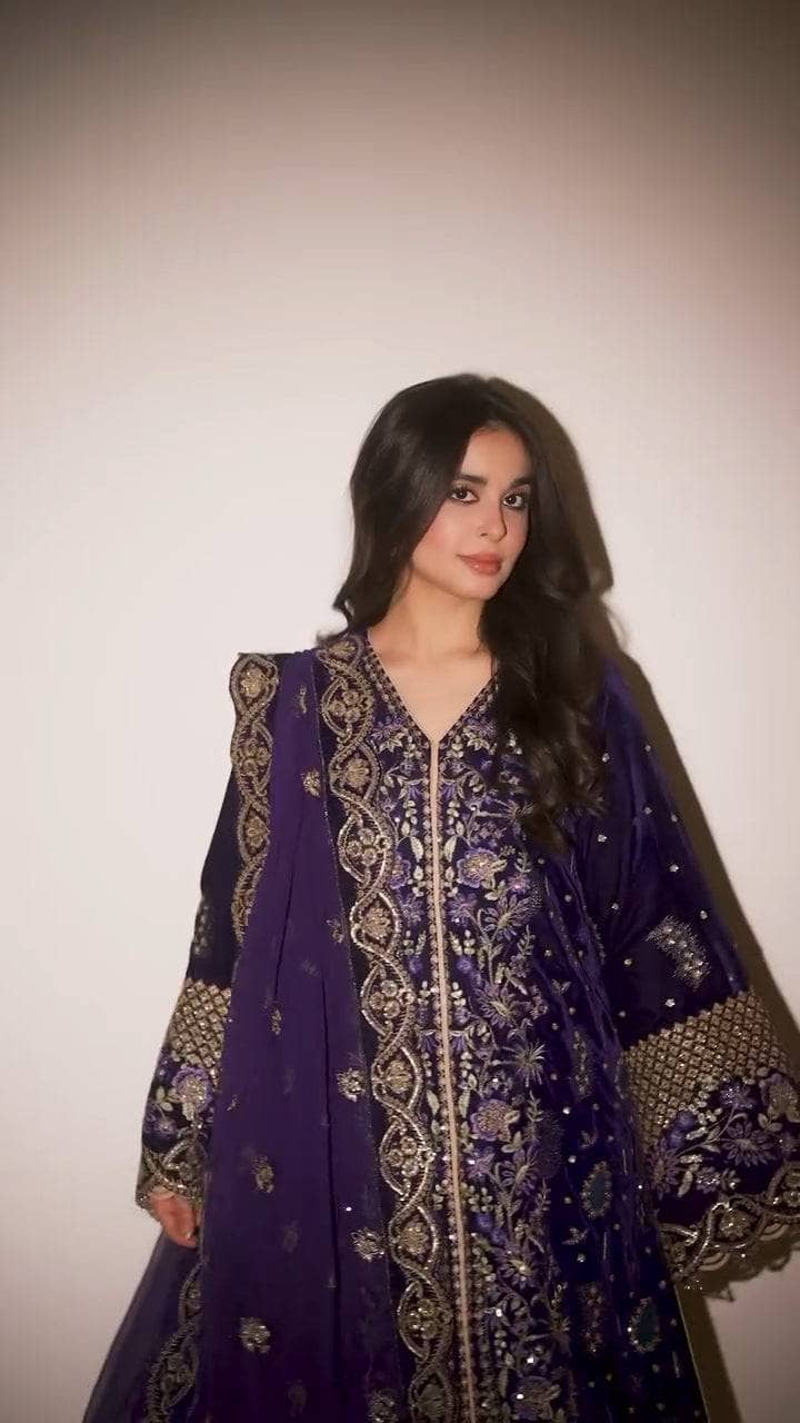 img_emaan_adeel_velvet_24_awwal_boutique