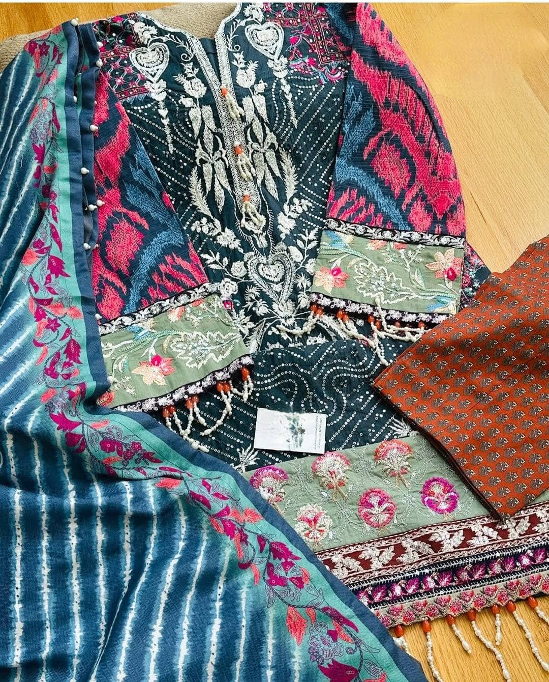 img_sana_safinaz_velvet_awwal_boutique