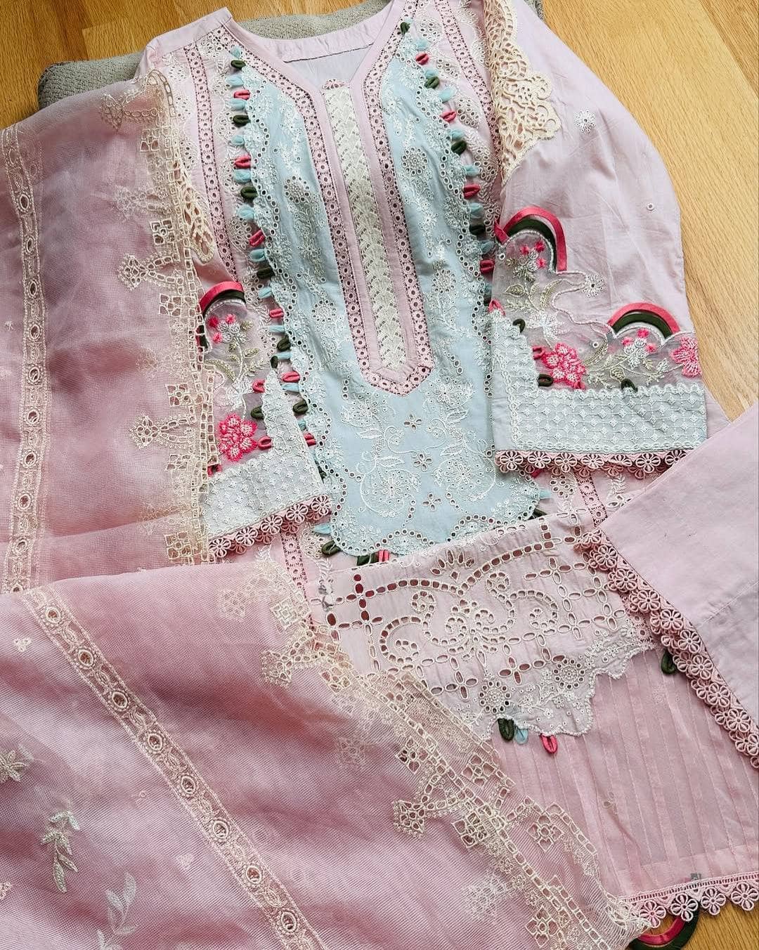 img_qalamkar_luxuru_lawn_awwal_boutique