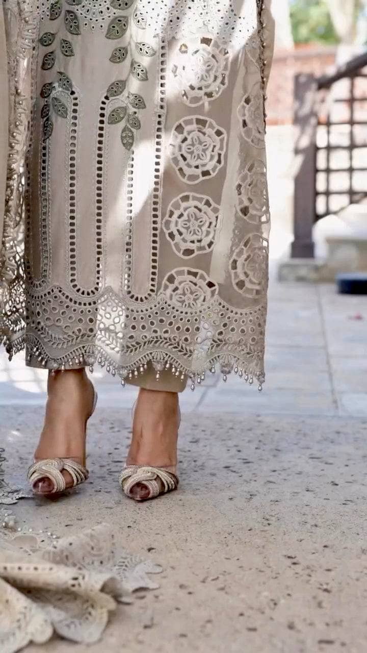 img_maria_b_lawn_25_awwal_boutique