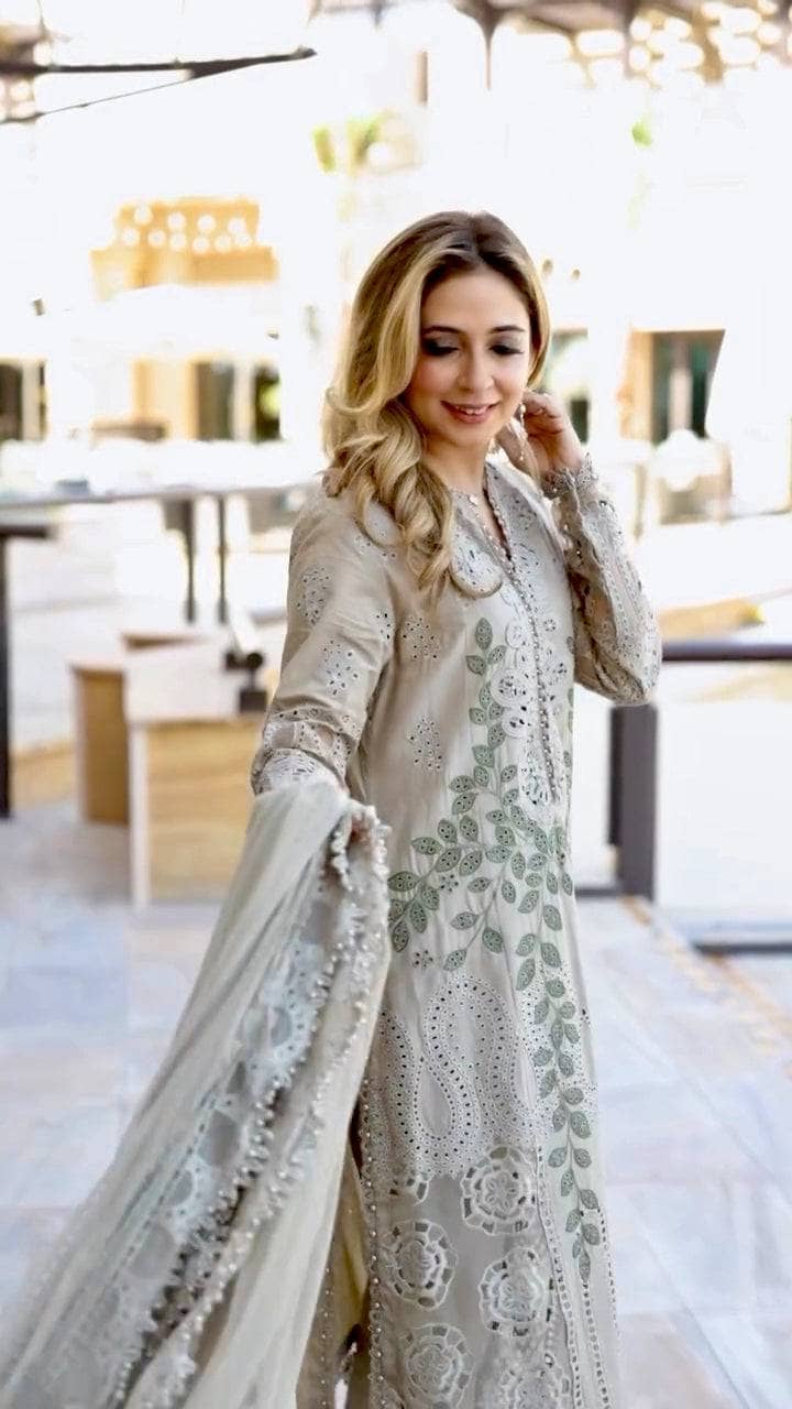 img_maria_b_lawn_25_awwal_boutique