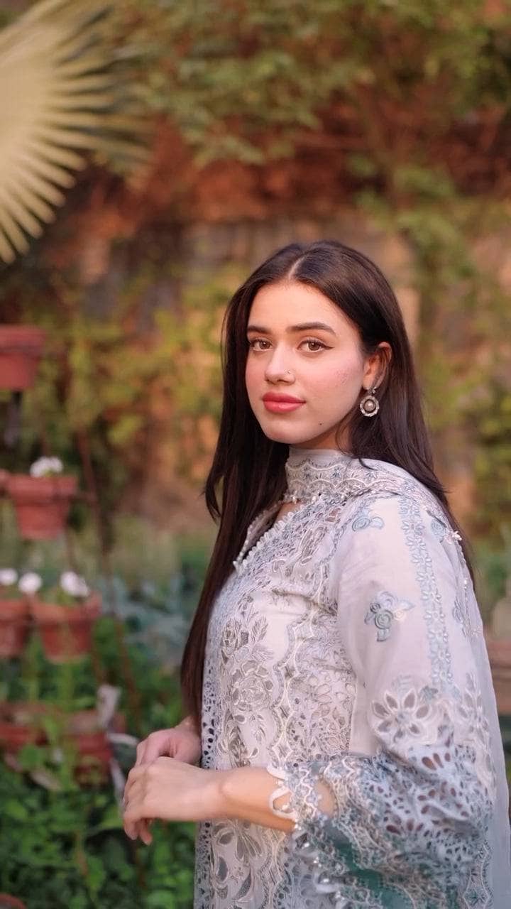 img_baroque_lawn_awwal_boutique