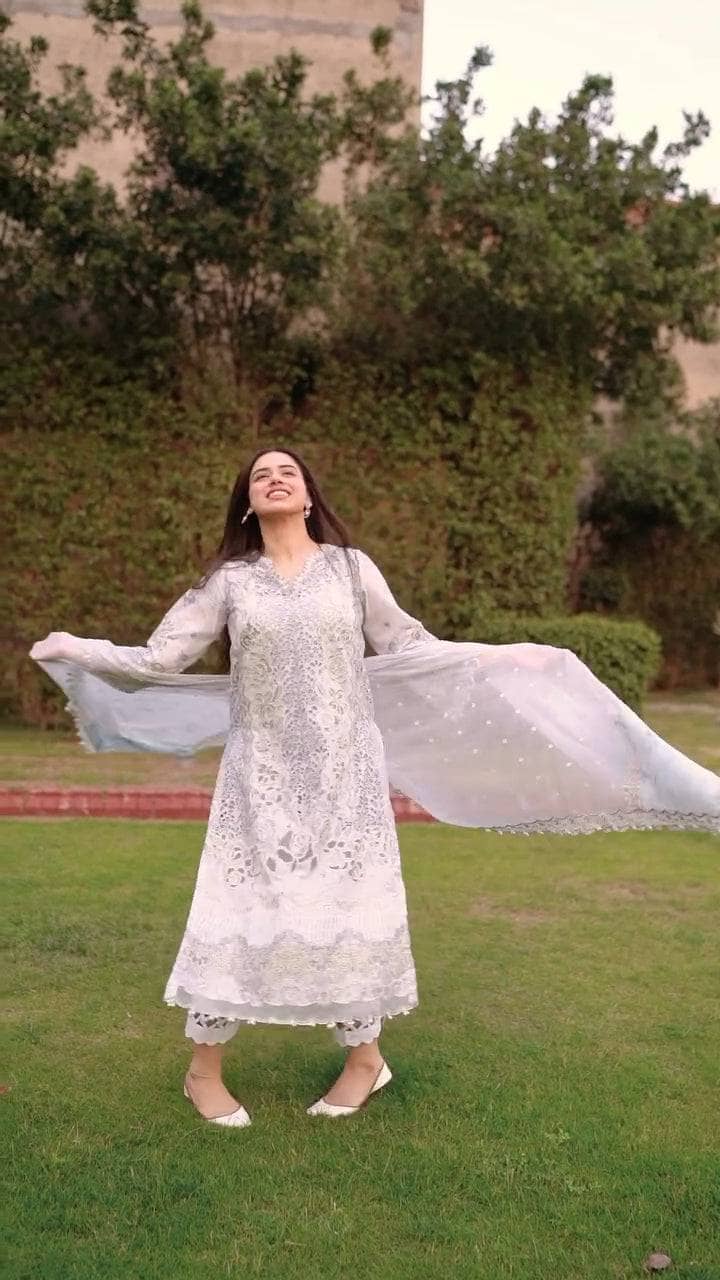 img_baroque_lawn_awwal_boutique