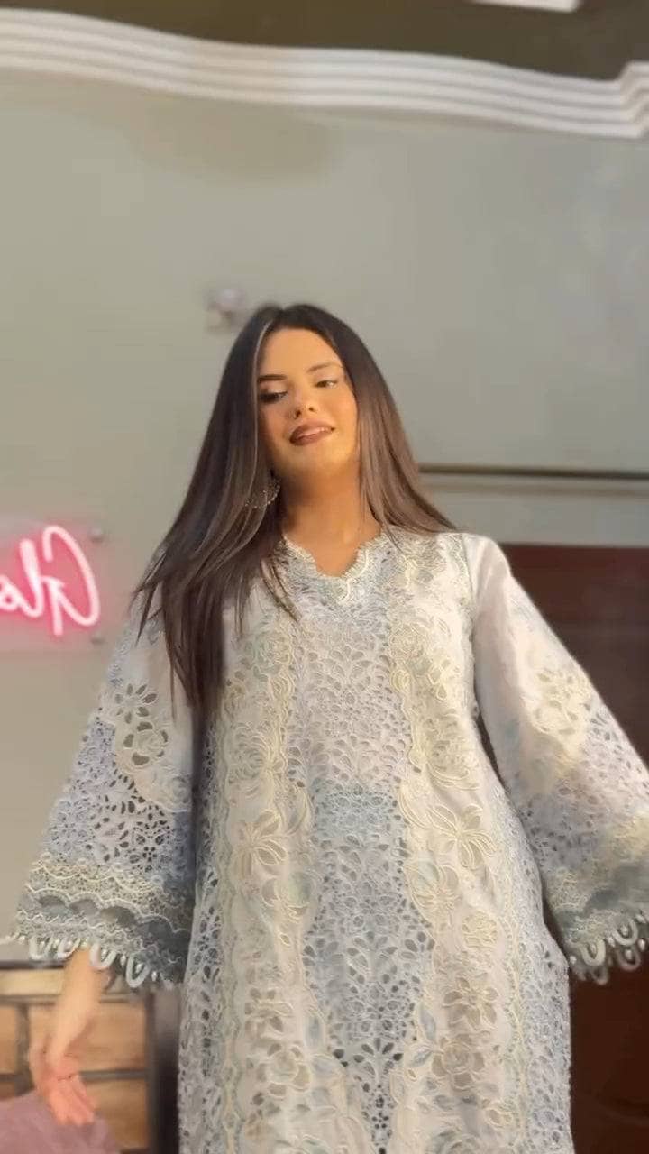 Spotted in Baroque Luxury Lawn 25/EL 02