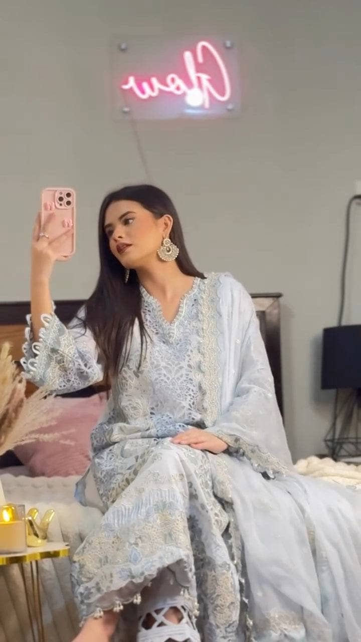 Spotted in Baroque Luxury Lawn 25/EL 02