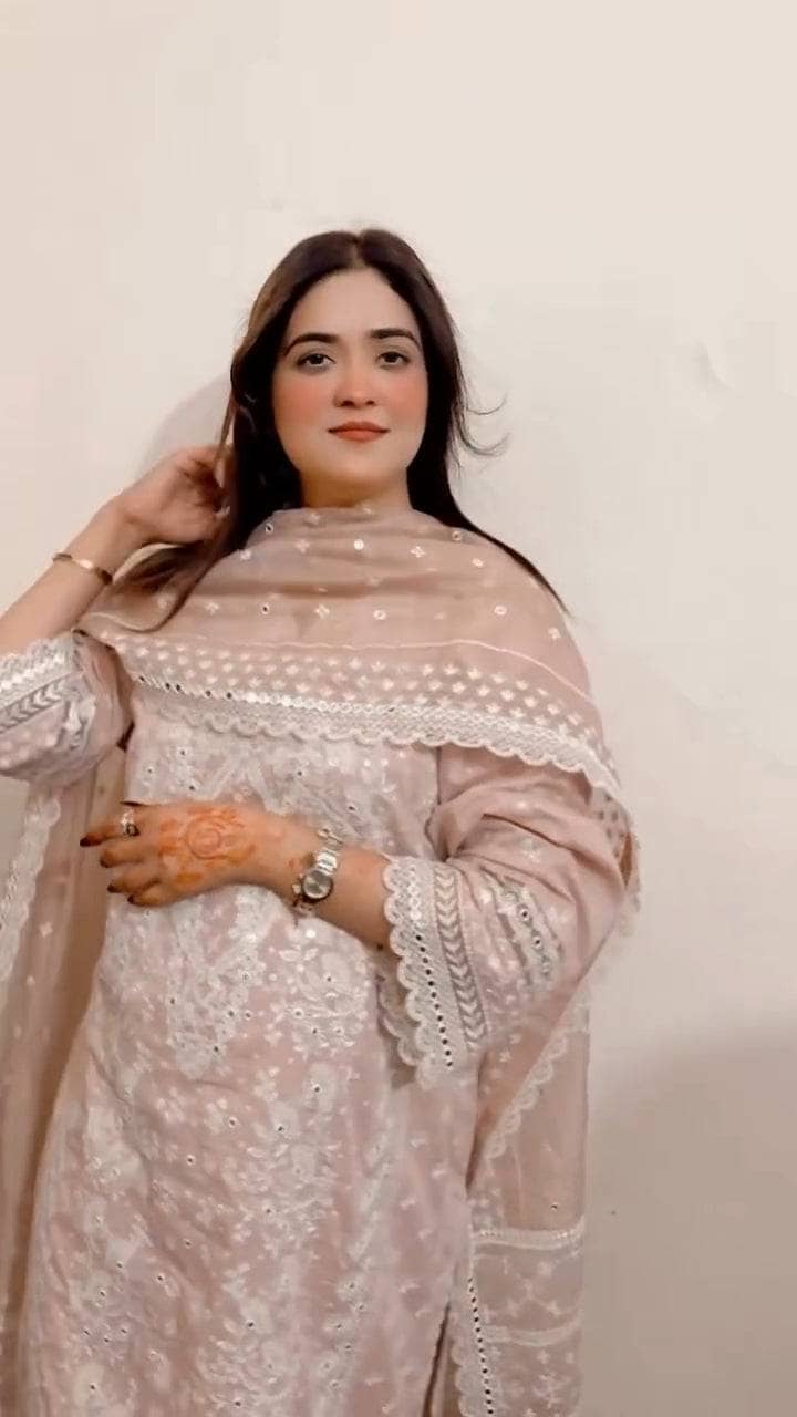 Spotted in Sobia Nazir Lawn 25/9A