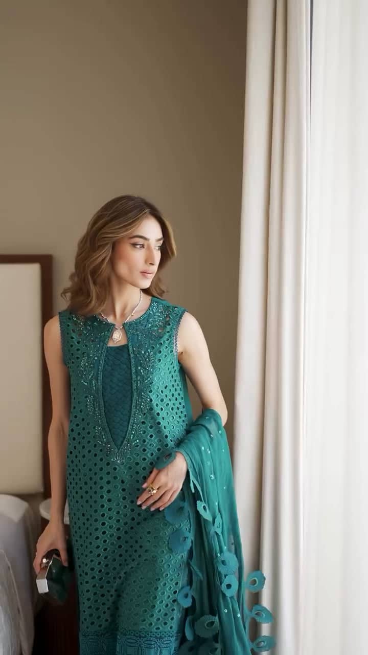 Spotted in Nureh Khuwab Luxury Lawn/NE 148