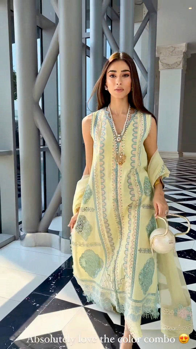 img_spotted_in_crimson_awwal_boutique