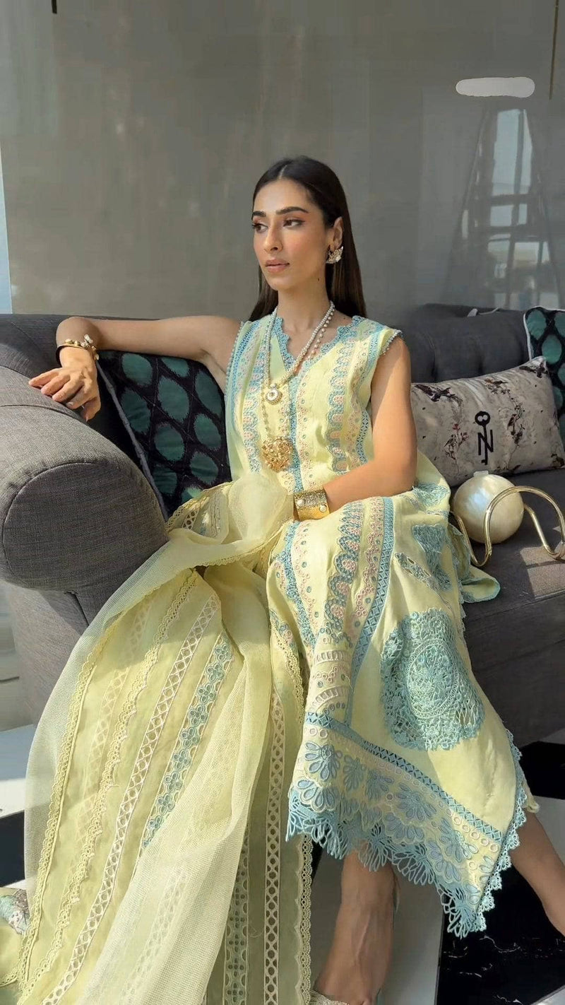 img_spotted_in_crimson_awwal_boutique