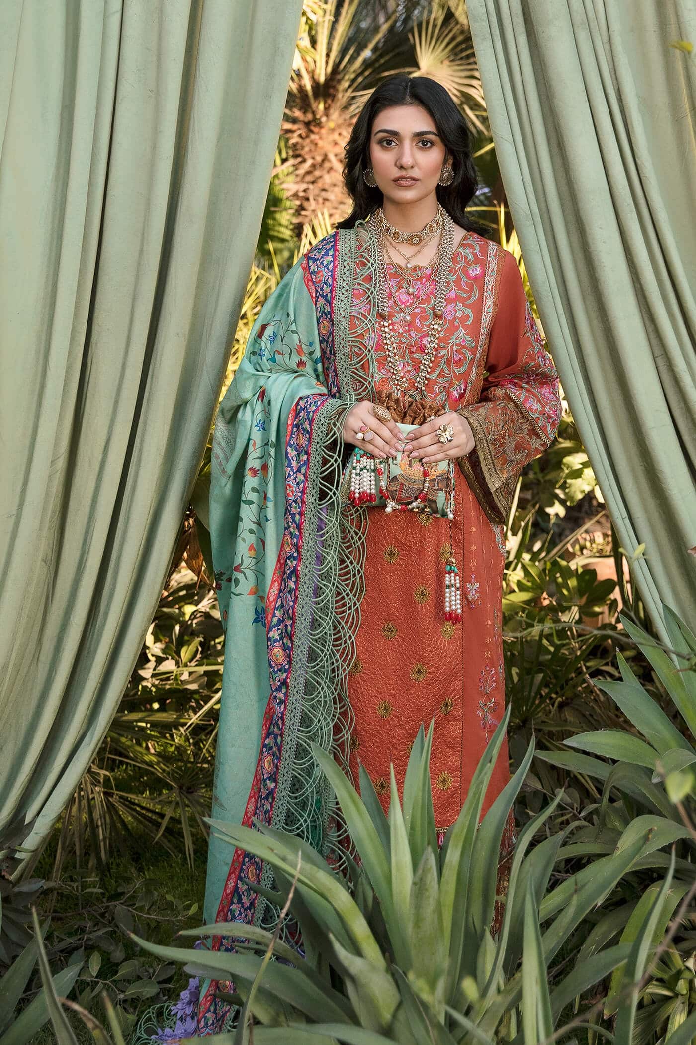 img_nilofer_shahid_lawn_23_awwal_boutique