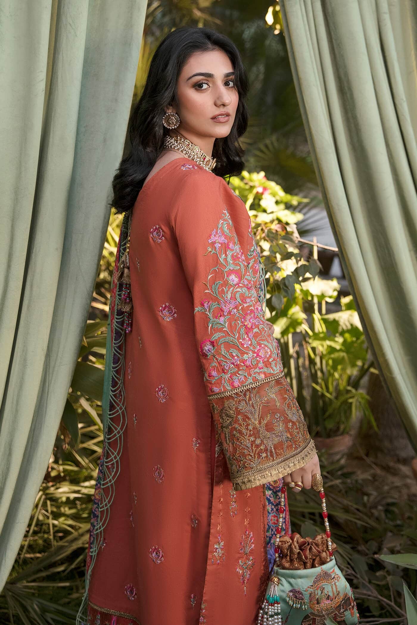img_nilofer_shahid_lawn_23_awwal_boutique