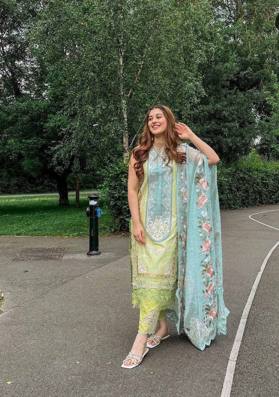 img_crimson_lawn_23_awwal_boutique