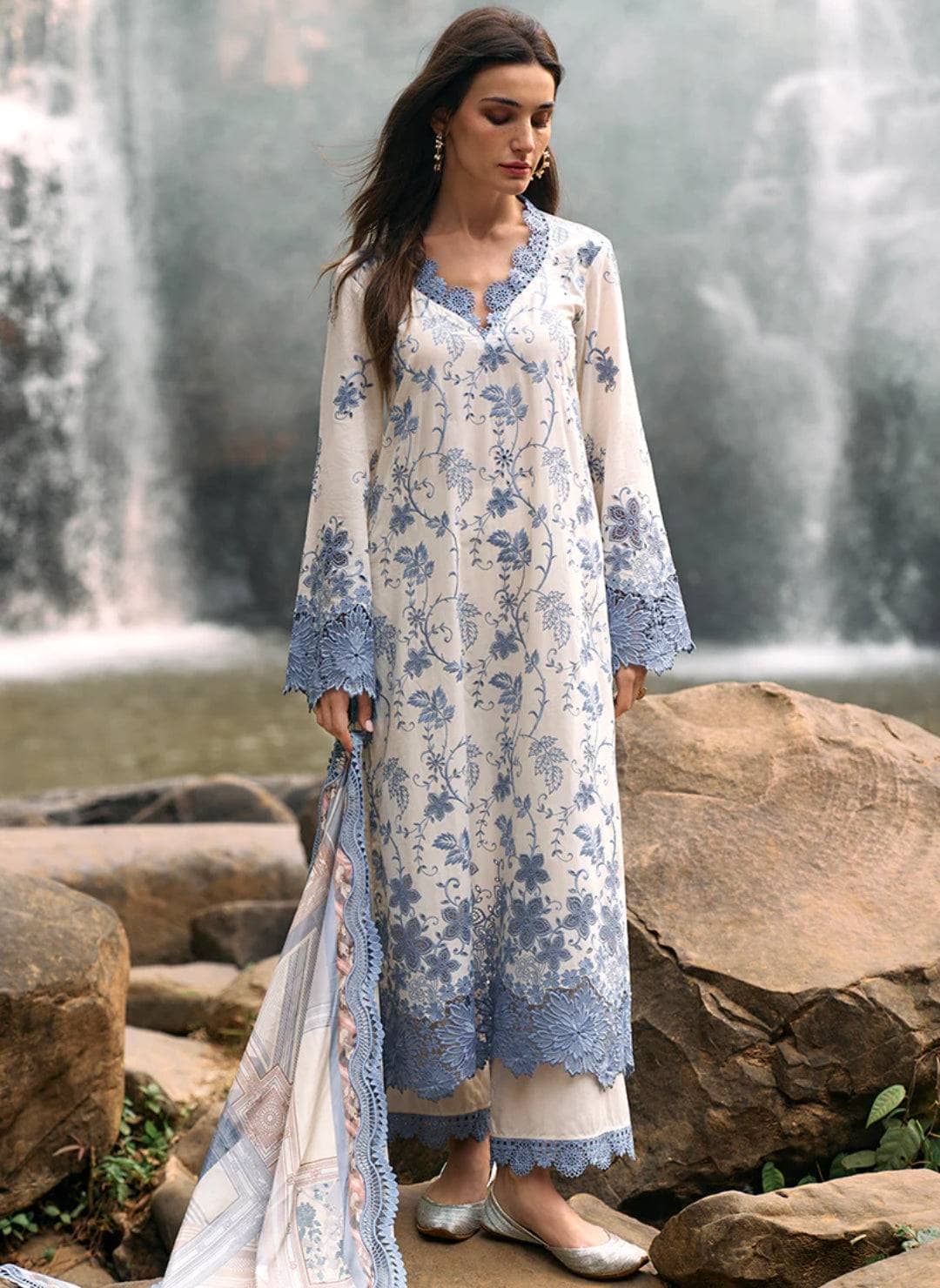 img_image_lawnkari_awwal_boutique