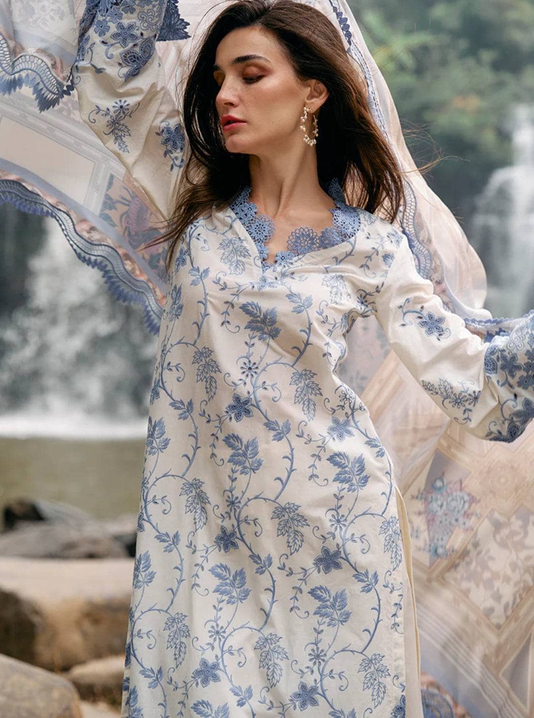 img_image_lawnkari_awwal_boutique