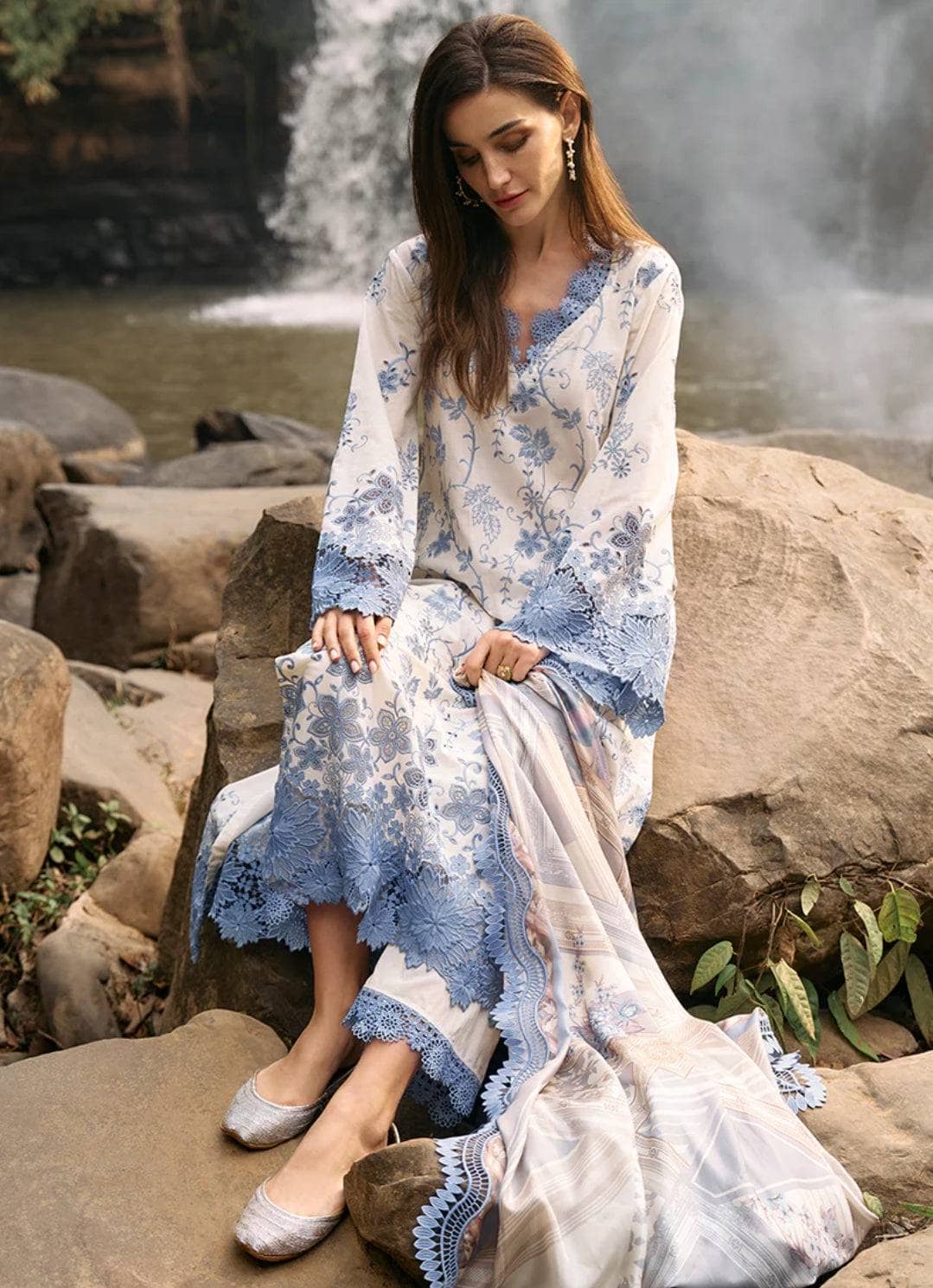 img_image_lawnkari_awwal_boutique