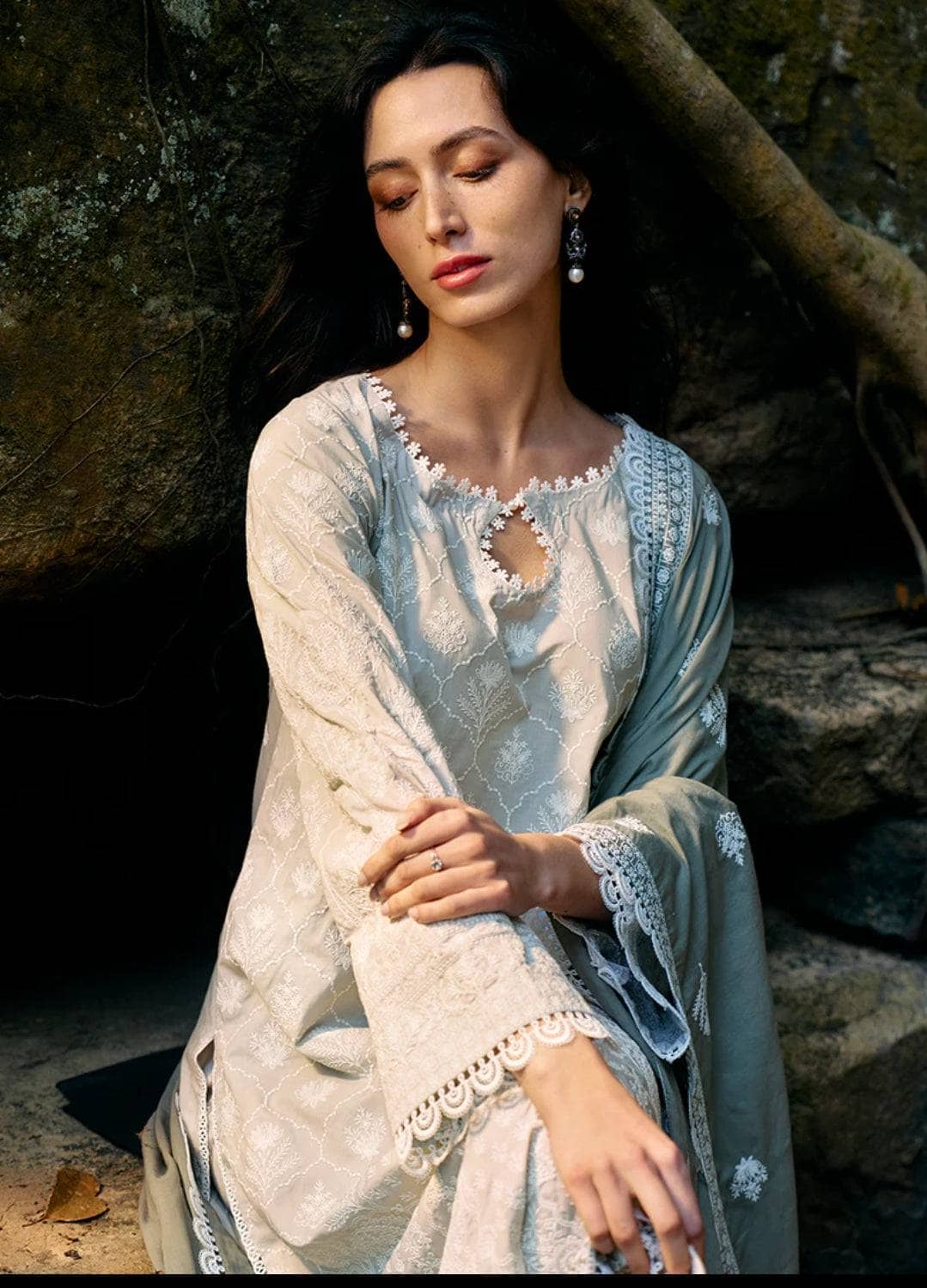 img_image_lawnkari_24_awwal_boutique