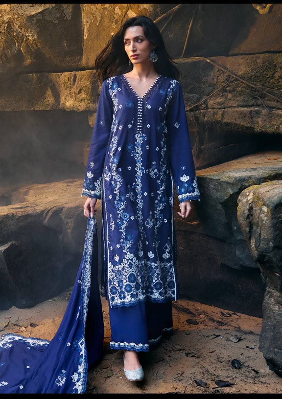 img_image_lawnkari_awwal_boutique