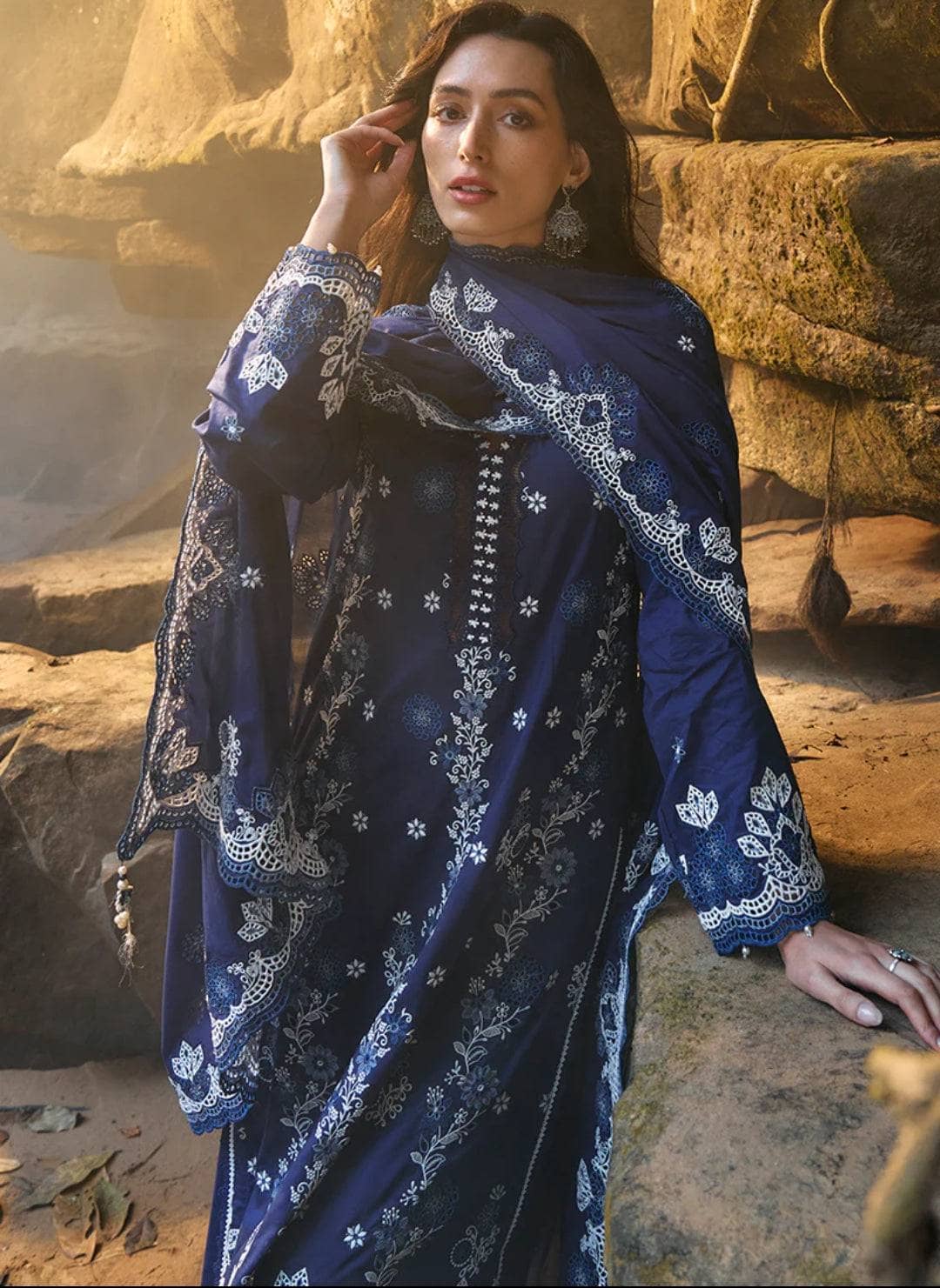 img_image_lawnkari_awwal_boutique