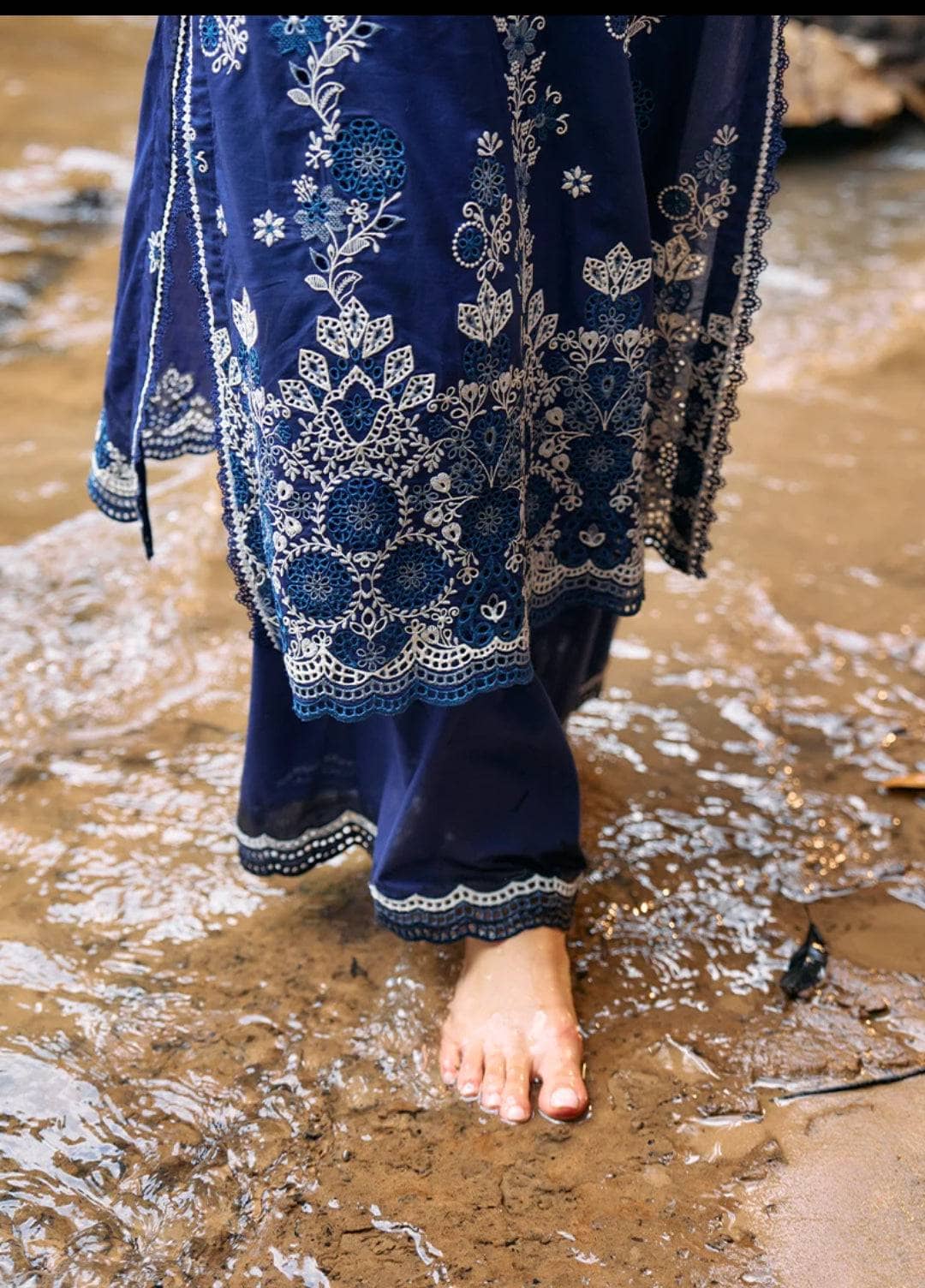 img_image_lawnkari_awwal_boutique