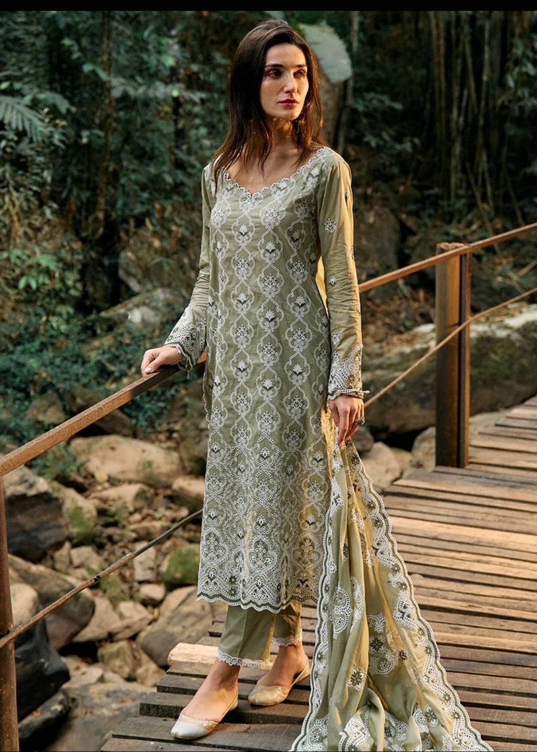 img_image_lawnkari_awwal_boutique