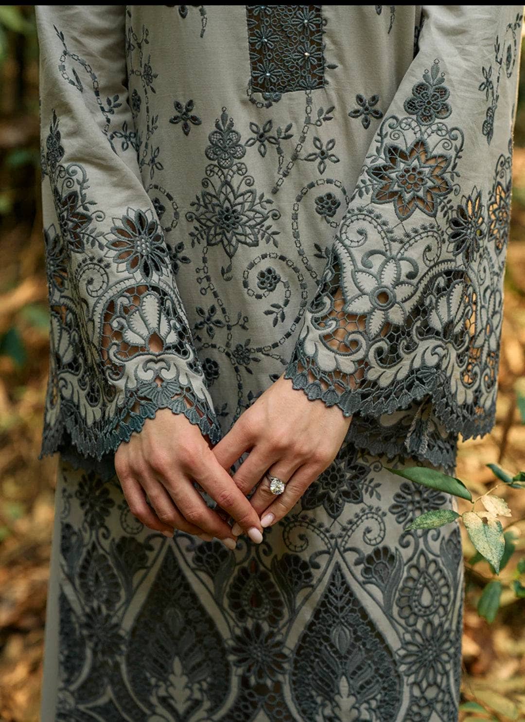 img_image_lawnkari_awwal_boutique