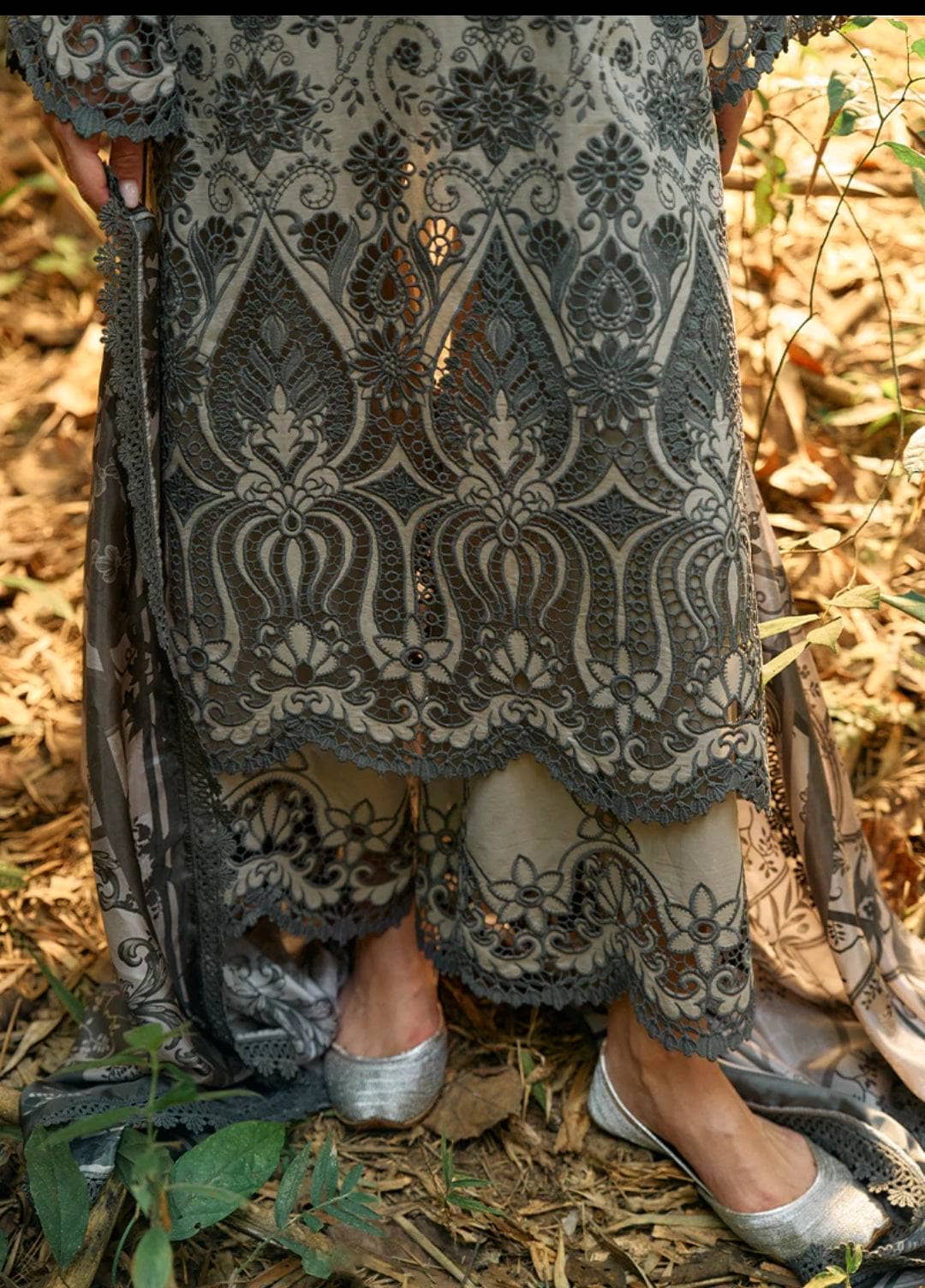 img_image_lawnkari_awwal_boutique