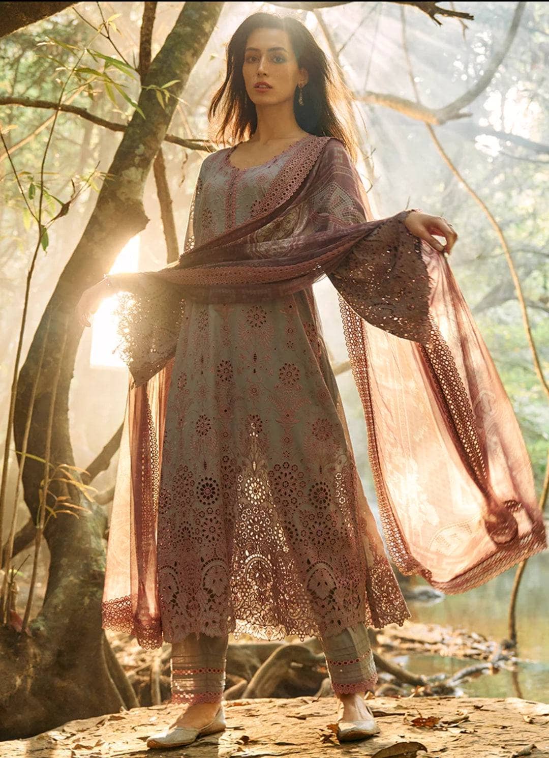 img_image_lawnkari_awwal_boutique