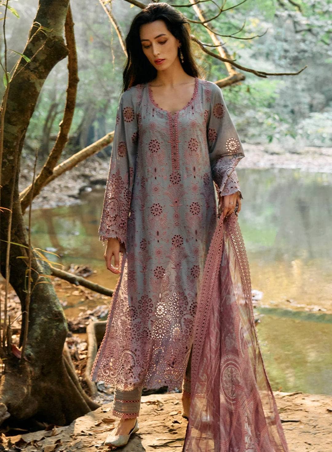 img_image_lawnkari_awwal_boutique