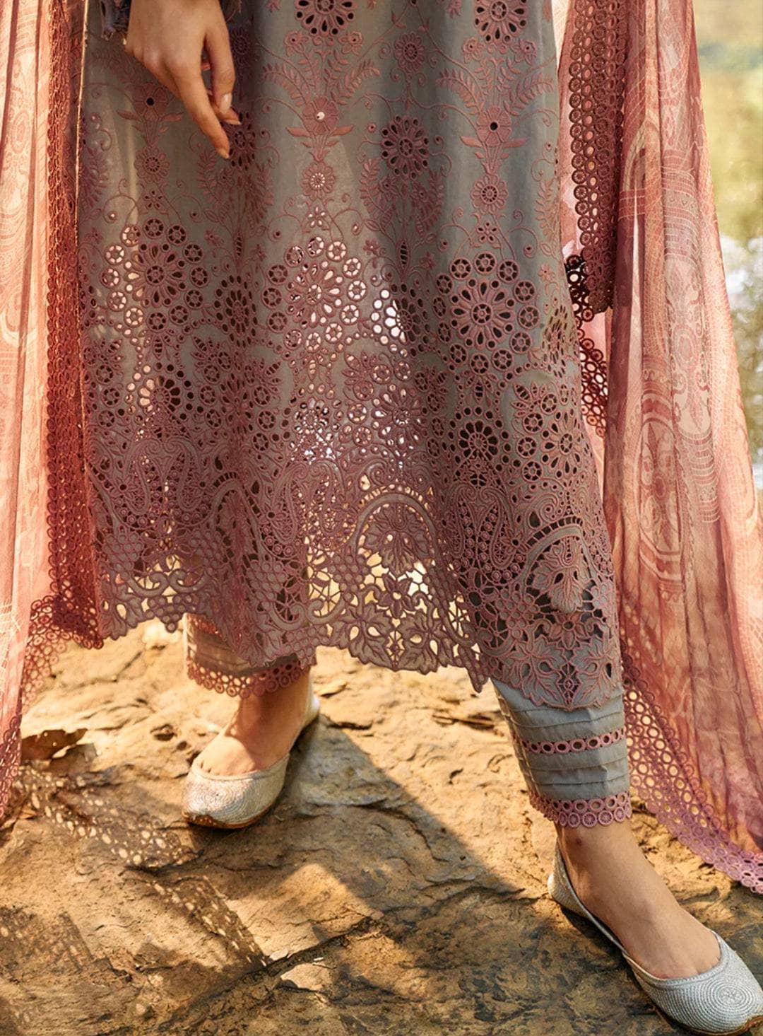 img_image_lawnkari_awwal_boutique