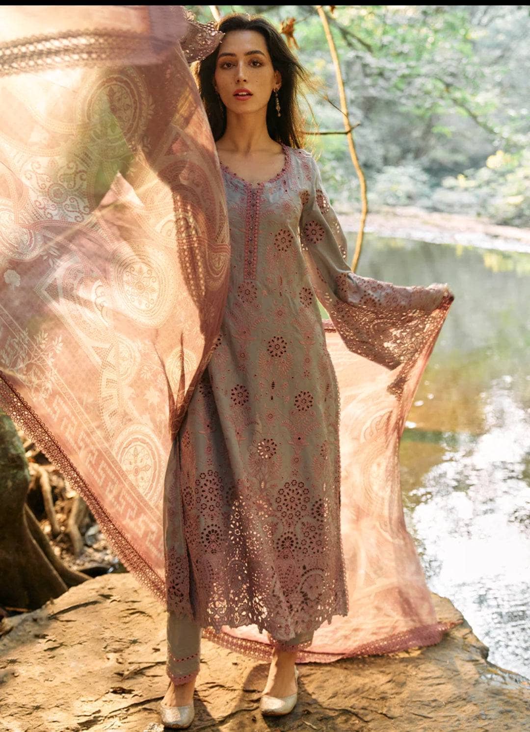 img_image_lawnkari_awwal_boutique