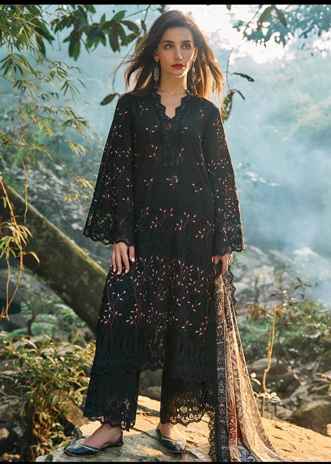 img_image_lawnkari_awwal_boutique