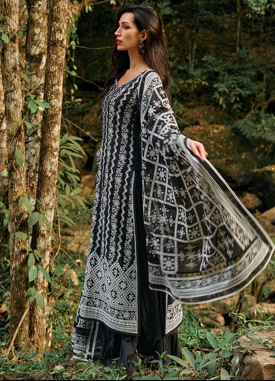 img_image_lawnkari_awwal_boutique