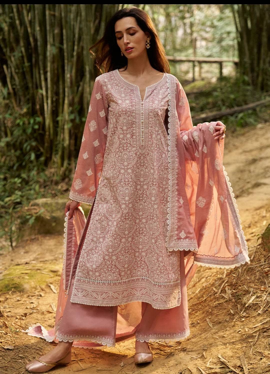 img_image_lawnkari_awwal_boutique