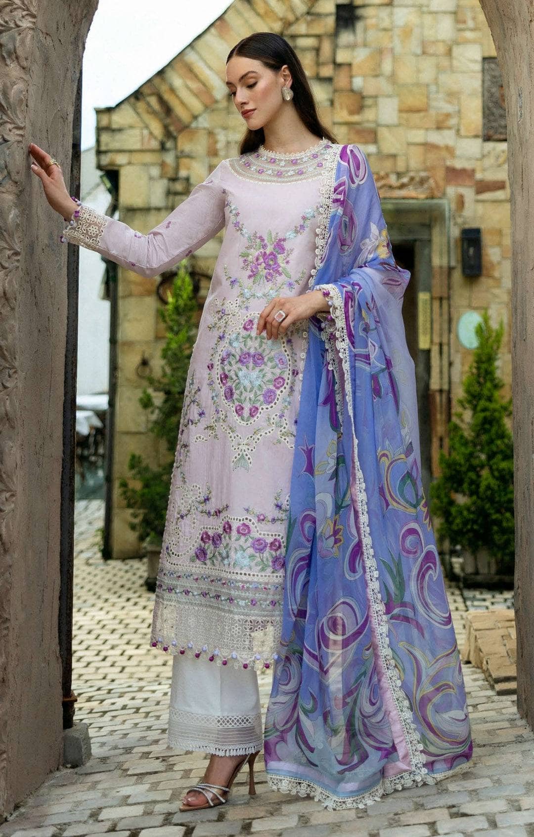 img_roheenaz_lawn_awwal_boutique