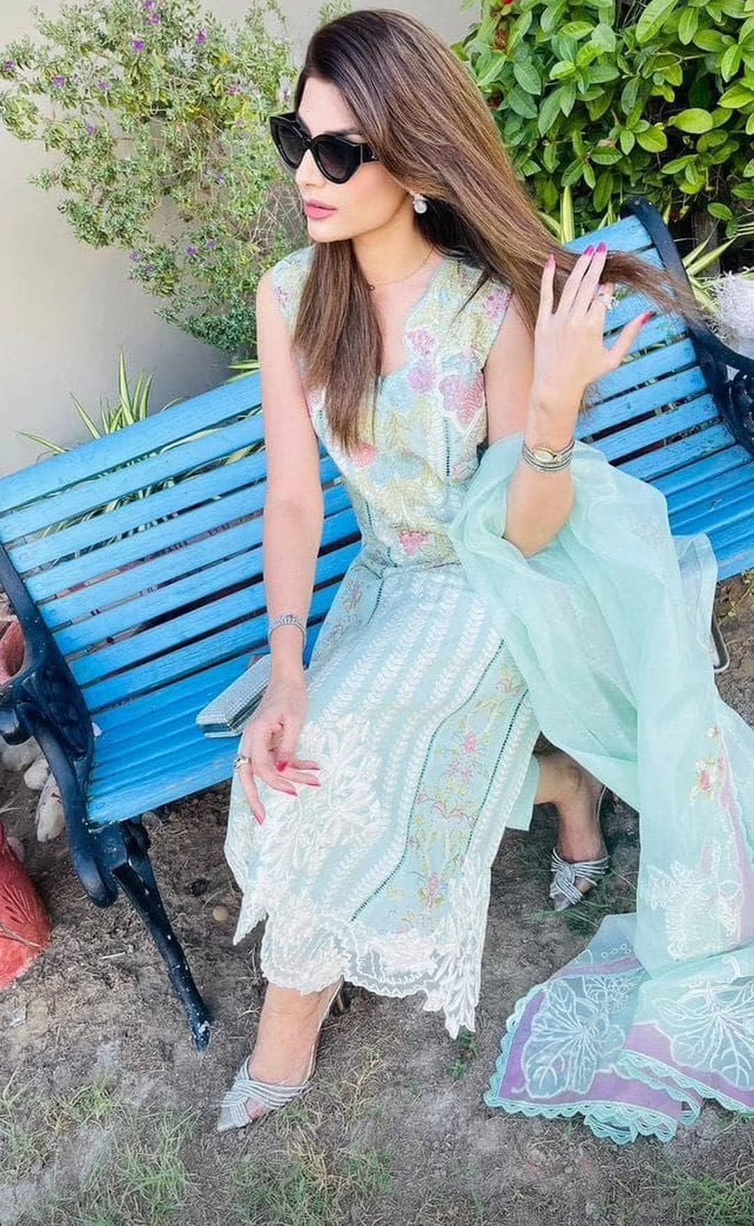 img_spotted_in_saira_shakira_lawn_awwal_boutique