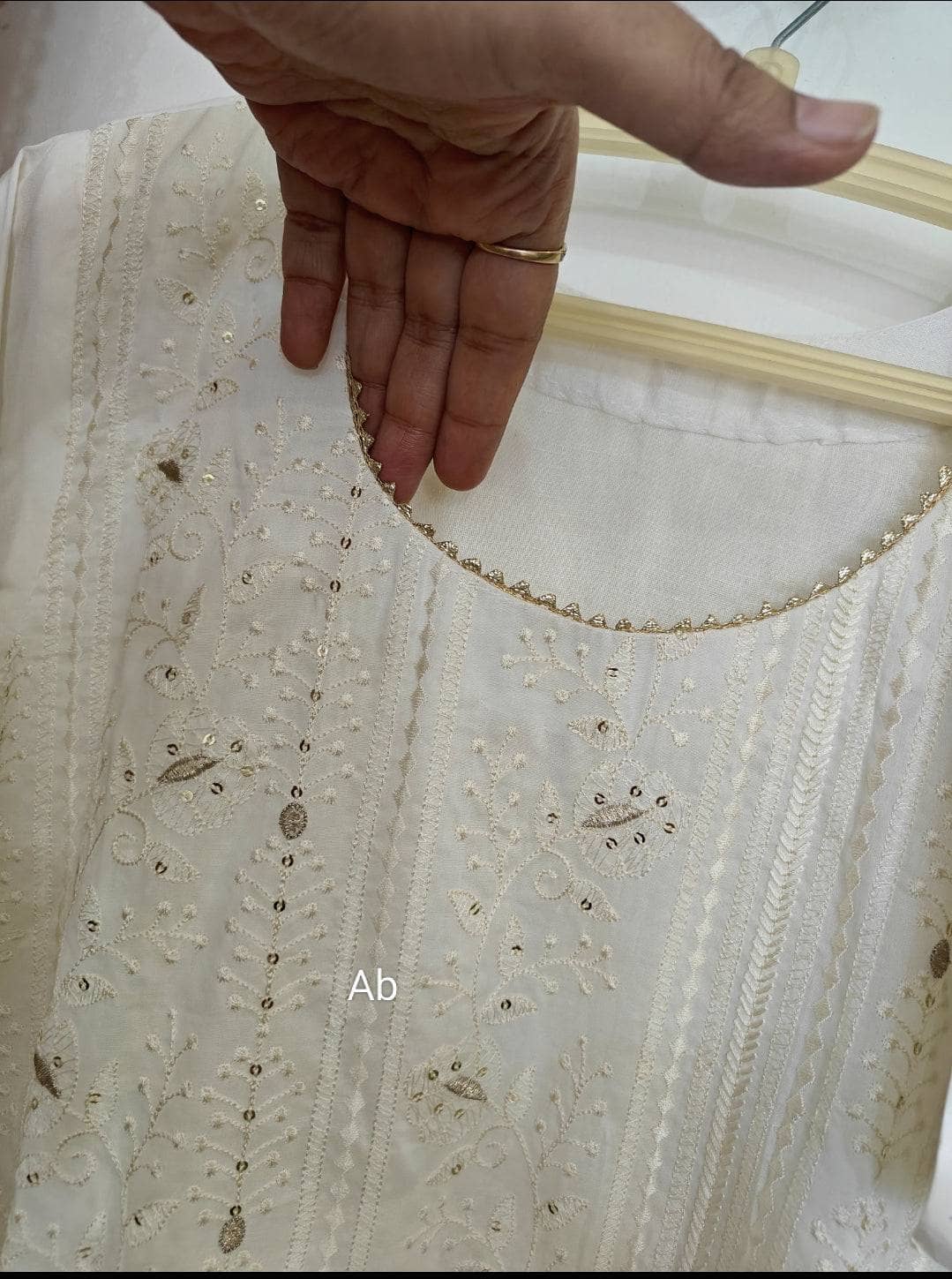 img_readymade_qalamkar_lawn_awwal_boutique