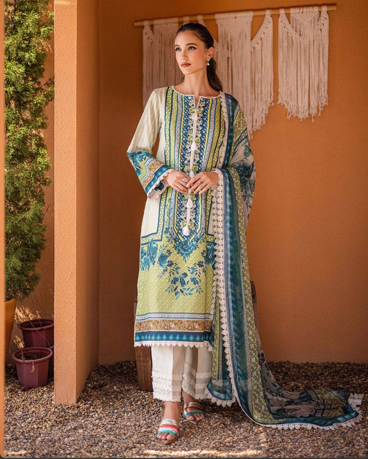 img_roheenaz_lawn_awwal_boutique