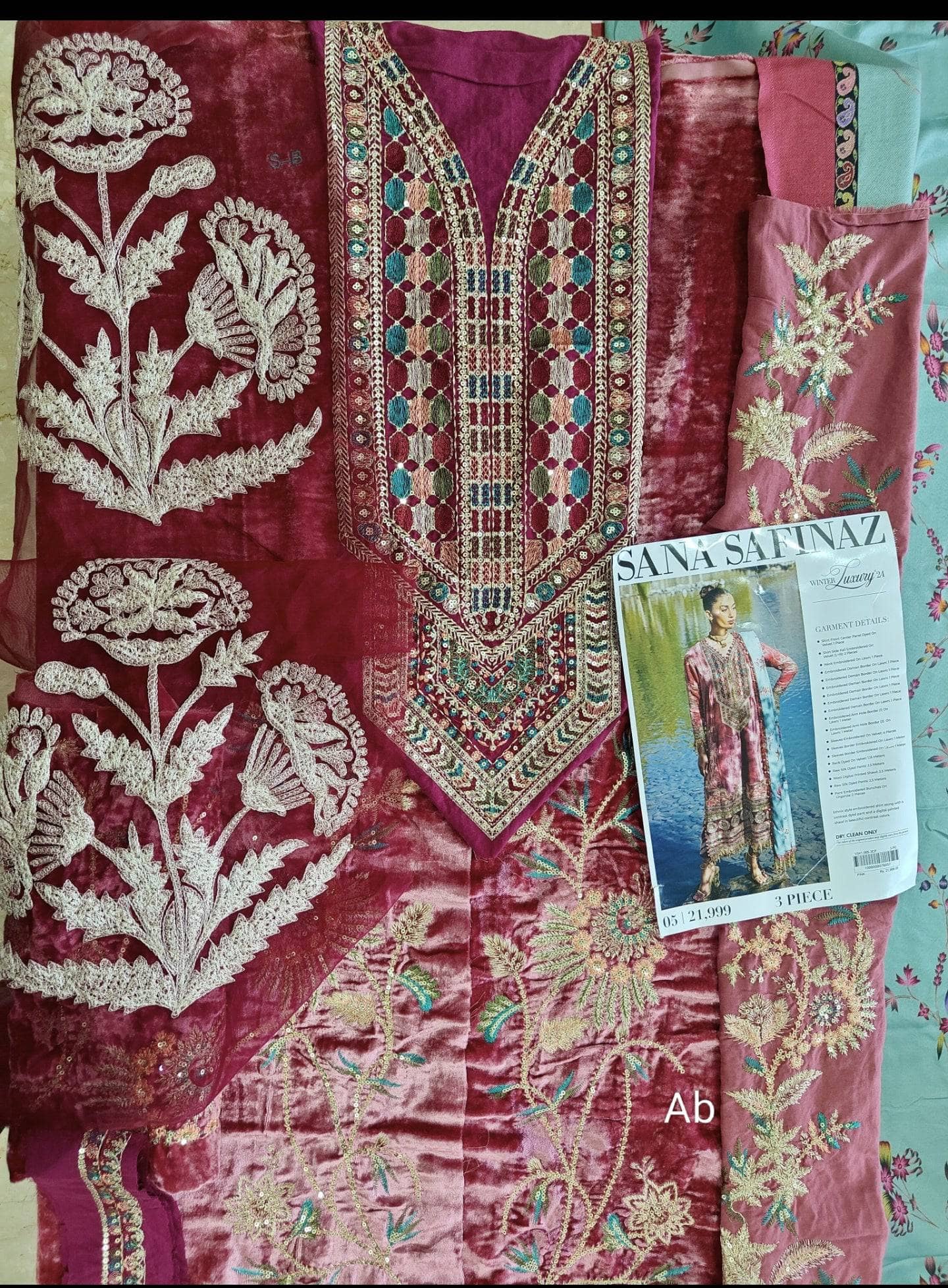 img_sana_safinaz_winter_shawls_velvet_awwal_boutique