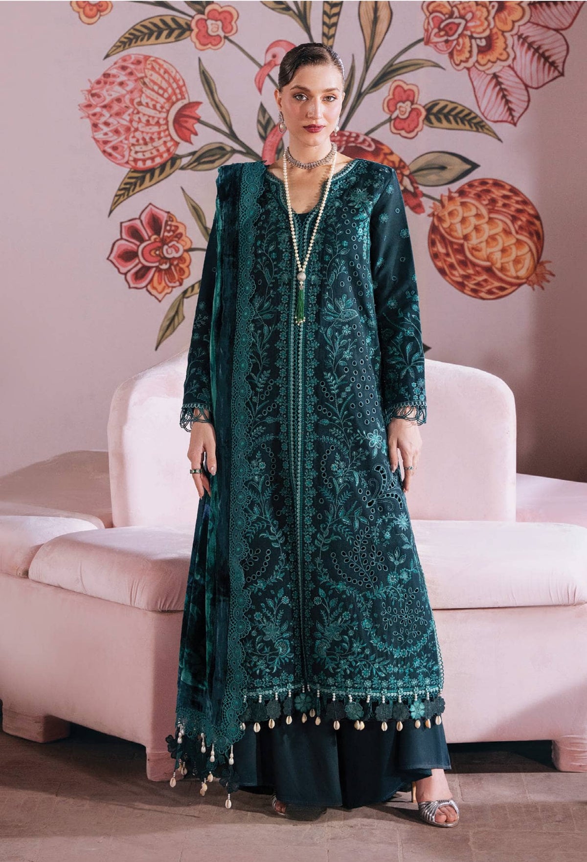 img_mahnur_velvet_palachi_shawl_awwal_boutique
