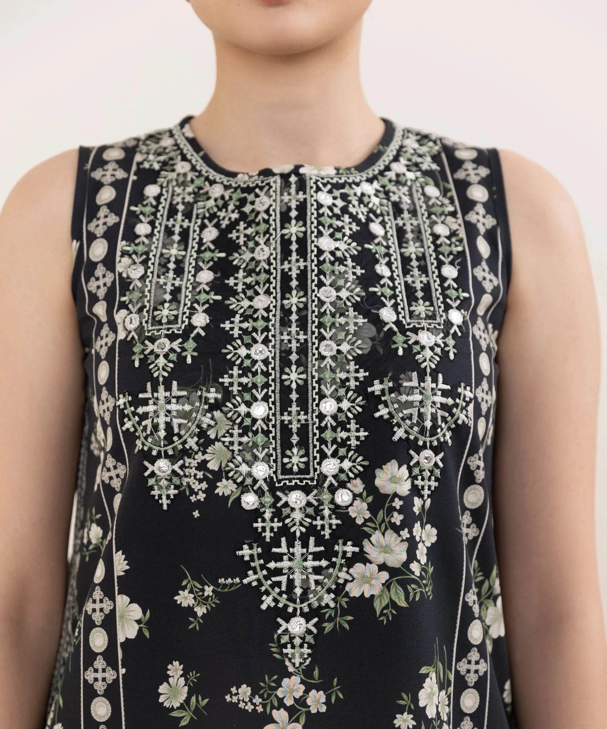 Restocked/Sapphire Intermix 25/Vol 2/Embroideried Cotton Suit/Black Off White