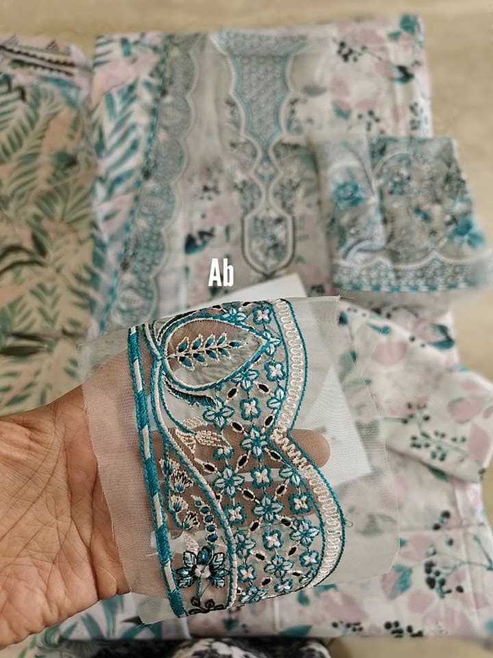 img_afrozeh_lawn_awwal_boutique_floral_charm
