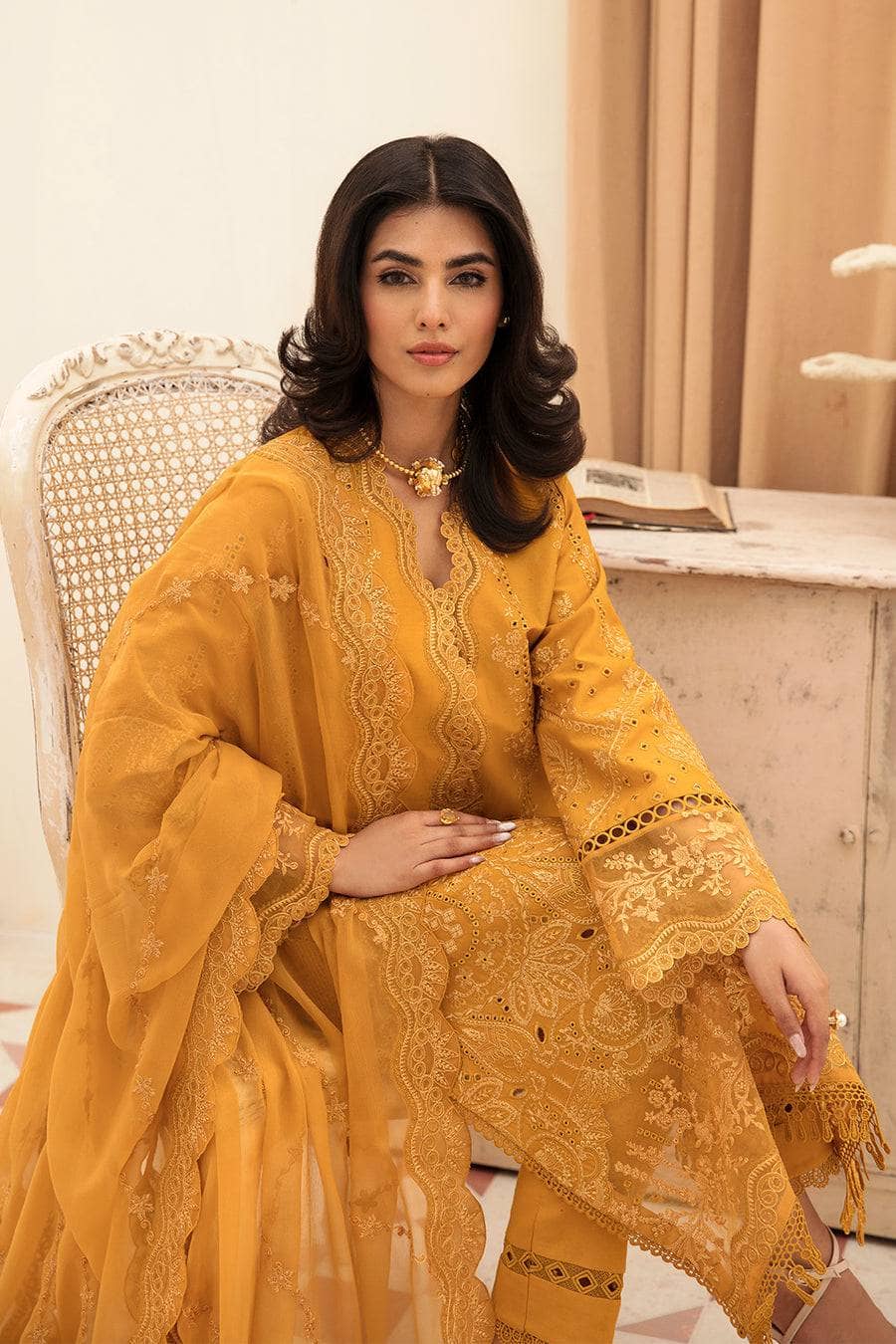 img_afrozeh_chikankari_lawn_23_awwal_boutique